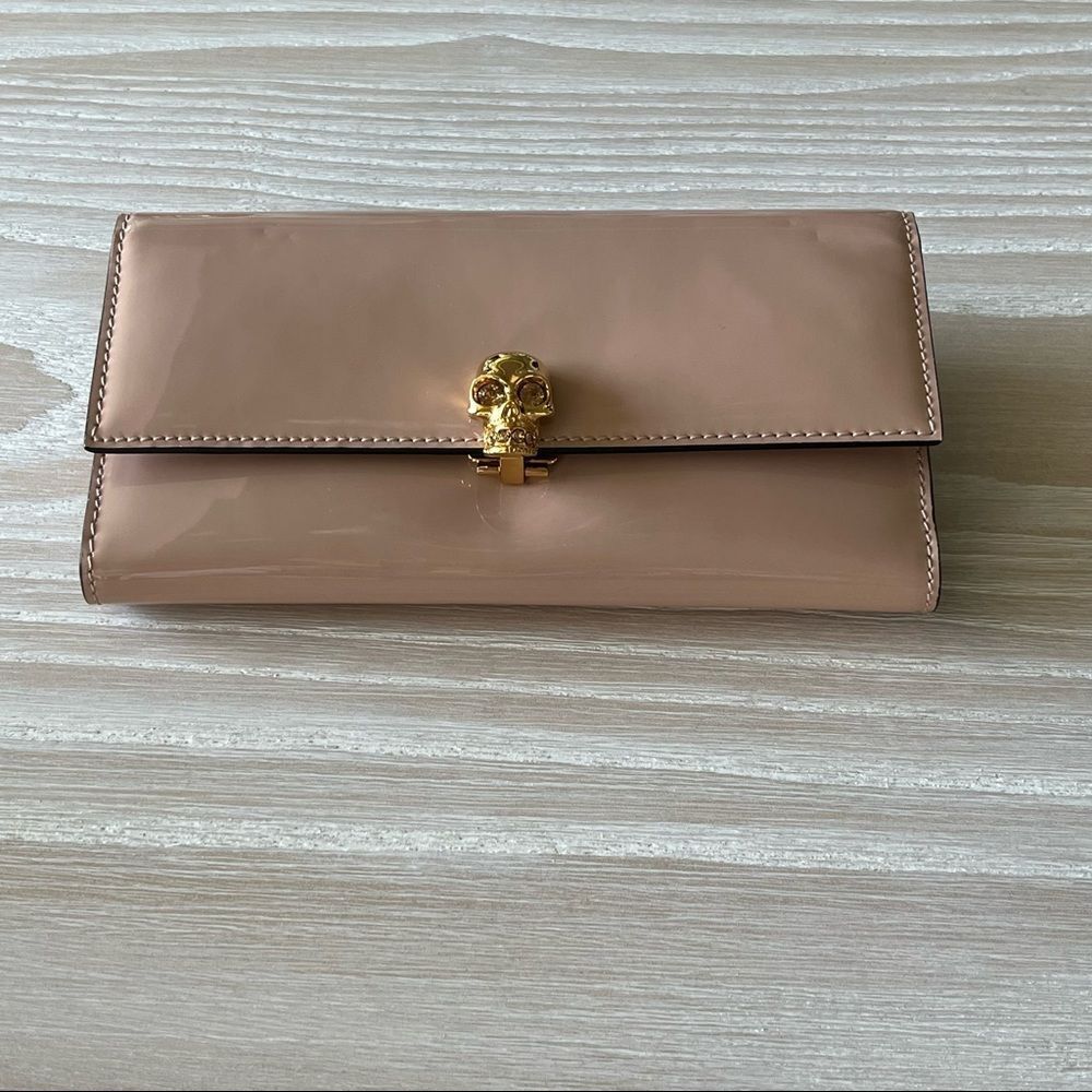 Alexander McQueen Patent Leather Wallet Clutch in Nude with Skull NEW - Picture 13 of 17